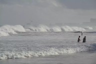 Aumenta la fuerza del oleaje en playas de Cancún y provoca inundaciones, puede ser efecto de Melissa