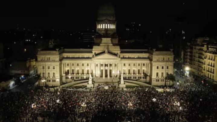 ¡CACEROLAZO!: convocan a una masiva protesta para esta noche