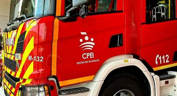 Un accidente con vuelco e incendio entre dos turismos en la EX