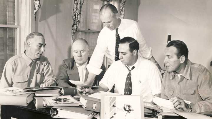 Family of former Packers exec works to get him into Pro…