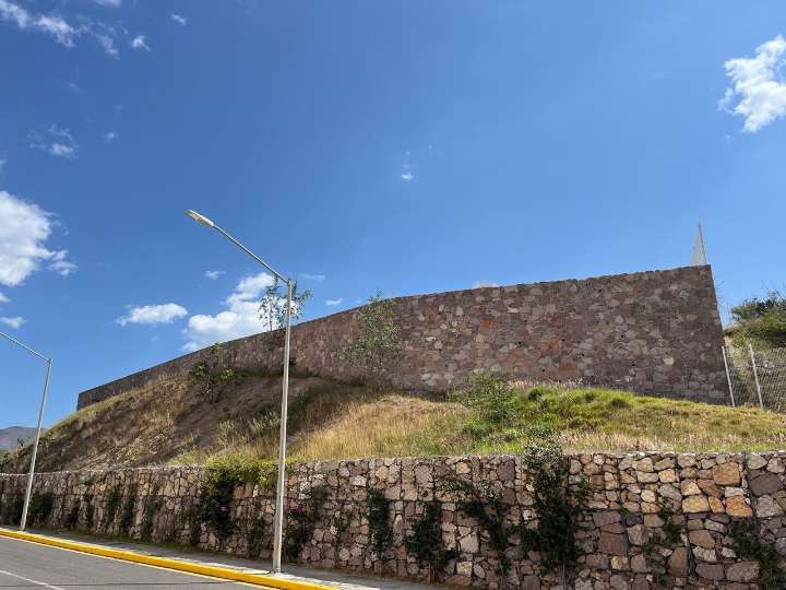 Daño en estacionamiento del Congreso solo es en la loza, defiende secretario