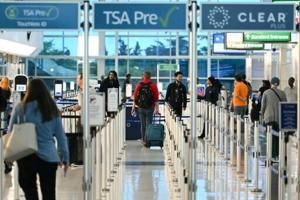 Air traffic controllers warn of US shutdown strain