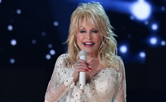 Dolly Parton no está "tan grave", aclara la hermana de la cantante tras pedir oraciones y levantar alerta entre sus fans