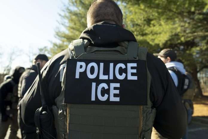 ICE disparó a una mujer durante protestas en Chicago