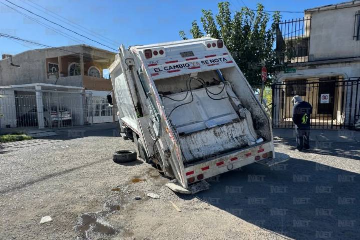 Camión de basura cae en hundimiento en Infonavit Tecnológico