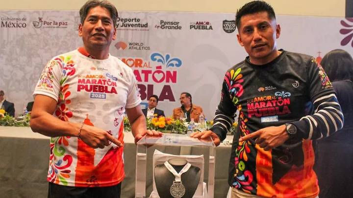 Presentan playera, medalla y aval del Maratón de Puebla 2025