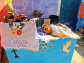 Sacan de sus tumbas a sus difuntos en Campeche; los engalanan