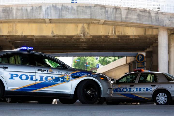 Louisville police shoot, kill man in Newburg overnight