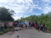 Padres bloquean carretera Seyé-Acanceh por robos en escuela de Canicab