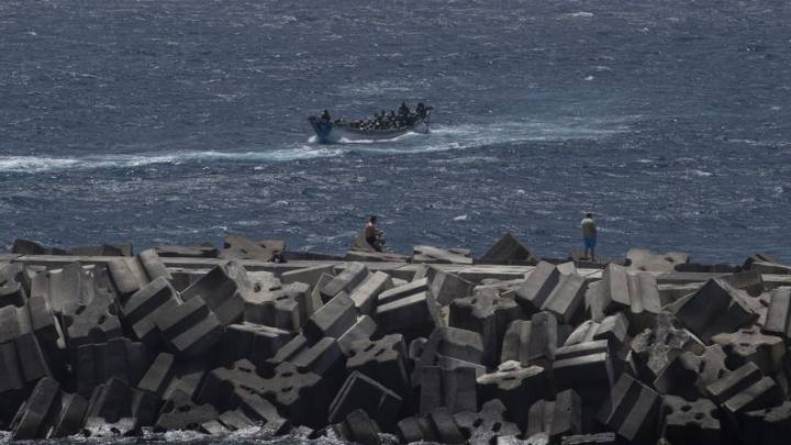 Llegan a El Hierro unas 98 personas migrantes a bordo de un cayuco