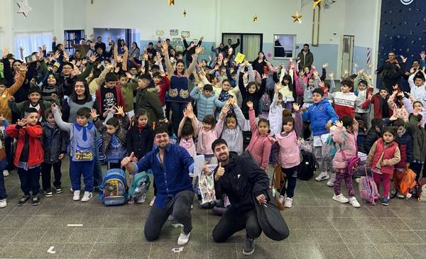 Yoel Hernández cantó junto a los chicos de la Escuela Nº 3 de Trelew