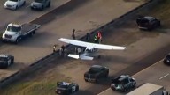 Video capta cuando una avioneta aterriza de emergencia en plena autopista y en medio de la hora pico: esto pasó