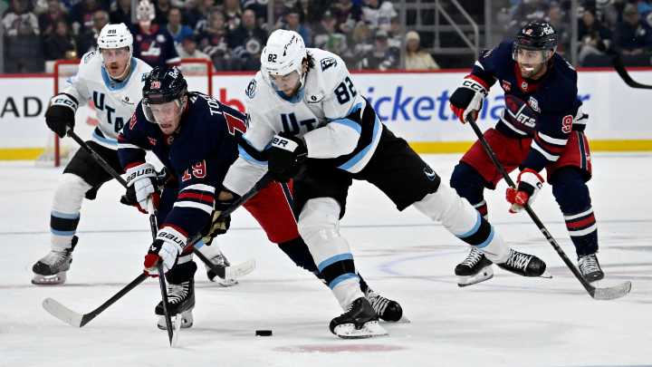 Mammoth ground Jets for seventh straight win
