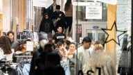 Un tercio de los españoles van a gastar menos esta Navidad, que se prevé más hogareña