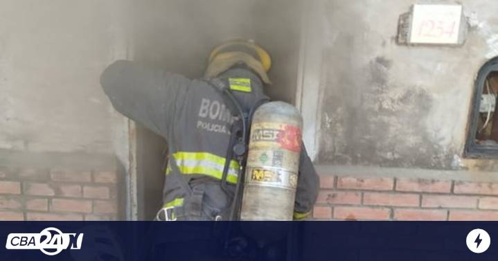 Pérdidas totales tras un voraz incendio en una vivienda de Córdoba
