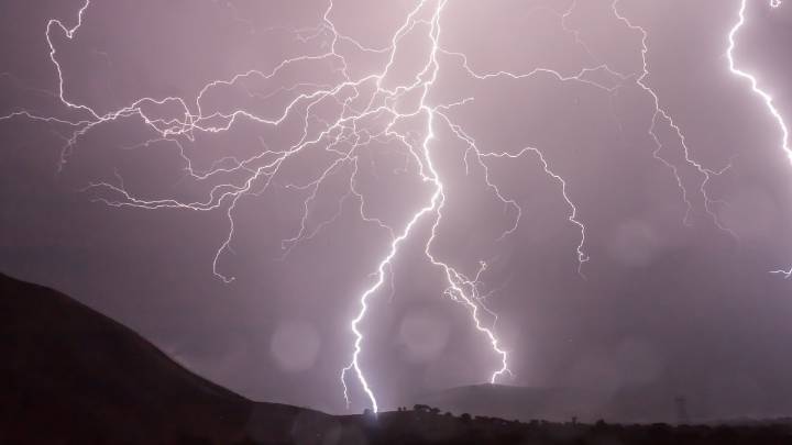Inestabilidad atmosférica y dorsal en altura: Tormentas eléctricas se registrarán en dos regiones del norte y sur de Chile
