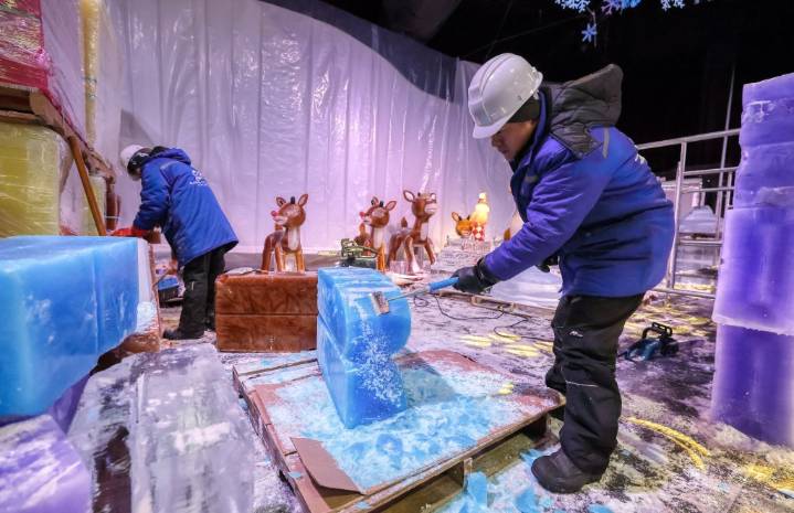 Gaylord Palms puts 'Rudolph' into 'Ice!' for holidays
