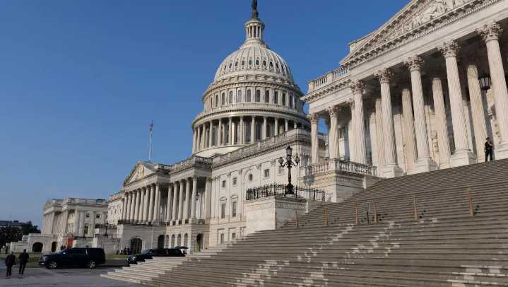 Congreso de los Estados Unidos no aprueba ley de gastos y fuerza el cierre