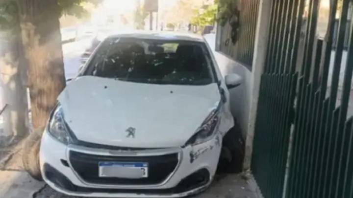 Insólito: pasado de copas, chocó el auto y lo dejó entre un árbol y una pared