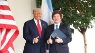 Milei recibe en la Casa Blanca el apoyo político y económico de Trump para evitar la debacle electoral