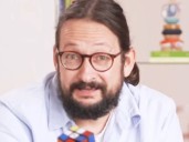 Alberto Soler, experto en educación infantil: “Cuando las niñas y niños juegan con muñecas, se activa una zona del cerebro vinculada a la empatía”