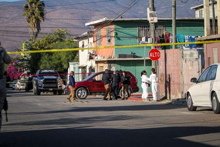 Sujetos llegan en moto y asesinan a un hombre a balazos dentro de su camioneta en Valle Verde