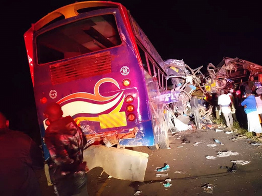 Al menos 63 muertos en un choque de autobuses y otros vehículos en el oeste de Uganda