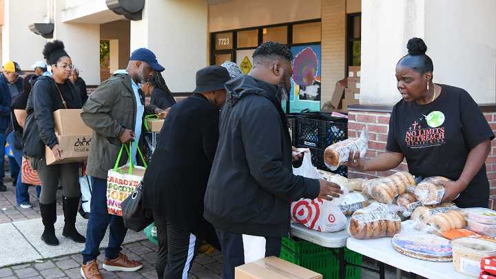 Furloughed feds miss first full paycheck amid shutdown standoff