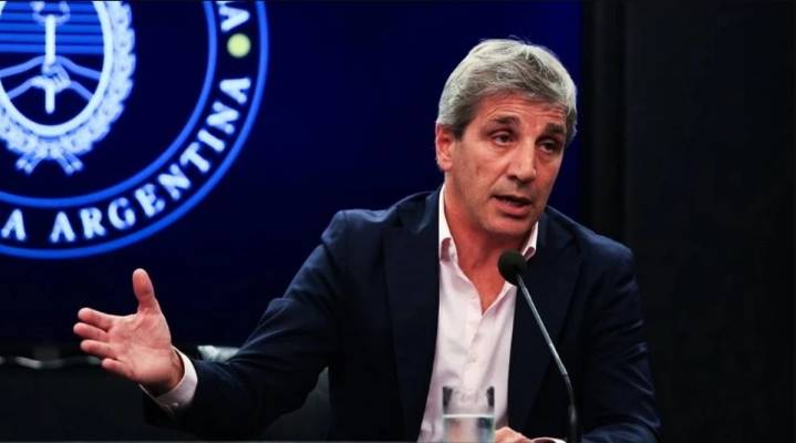 Caputo promete a los empresarios resolver la crisis con una reforma laboral