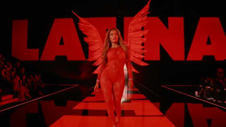 VIDEO | Orgullo colombiano: así fue la presentación y desfile como 'ángel' de Karol G en Victoria's Secret Fashion Show en Nueva York