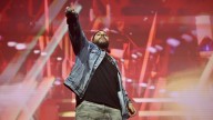 Cruz Cafuné 'se mueve con Dios' y los zaragozanos con él en su concierto en Espacio Zity en las Fiestas del Pilar