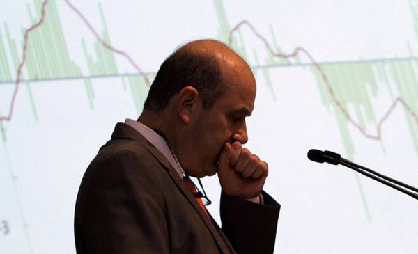 Sturzenegger afirmó que "muy pronto" habría una flotación del dólar, pero luego salió a desmentirlo