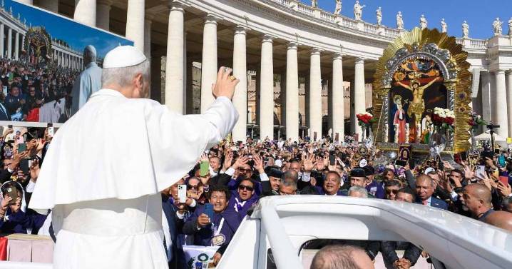 Fe peruana en el Vaticano: Papa León XIV bendice al Señor de los Milagros en plaza San Pedro
