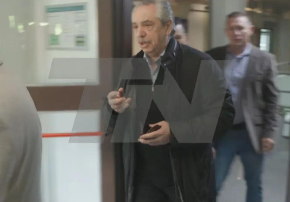 La apurada votación de Alberto Fernández: llegó custodiado y se fue a las corridas