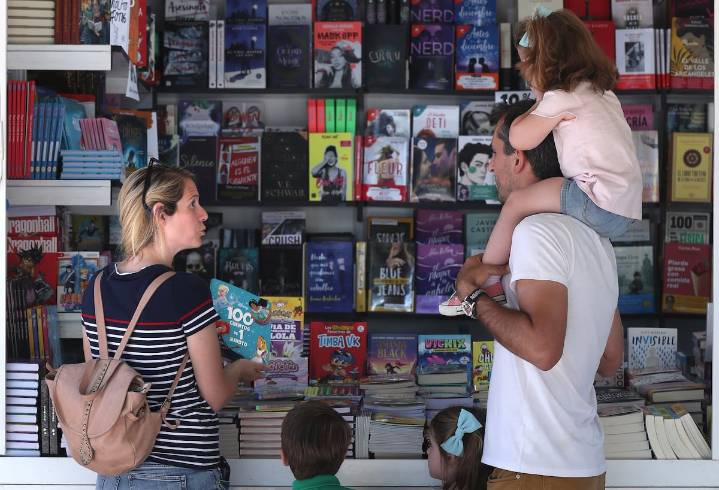Ni los premios ni las críticas importan, pero sí la opinión de la familia: por qué elegimos un libro, una película o un espectáculo