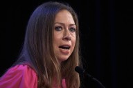 Hija de Bill Clinton le reprocha a Donald Trump su “desprecio hacia la historia” de la Casa Blanca