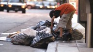 La mejora del ingreso real y la baja del costo de las canastas explican la fuerte reducción de la pobreza