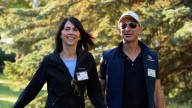 Mackenzie Scott, exesposa de Jeff Bezos, toma decisión impactante sobre sus acciones de Amazon y su fortuna