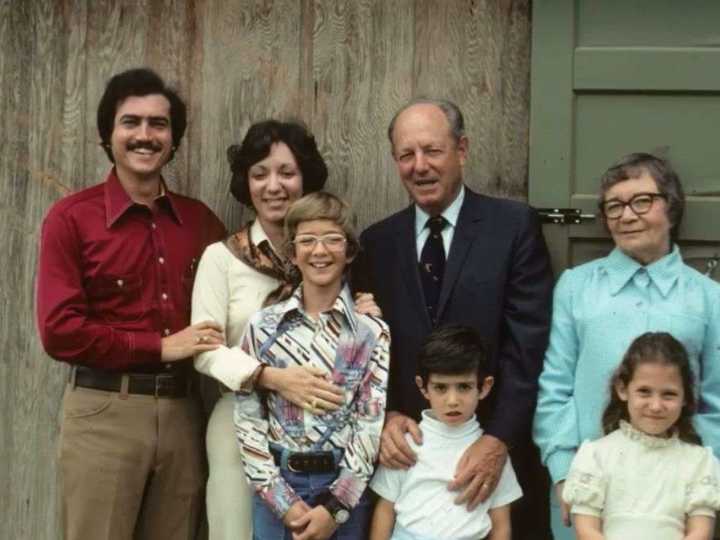 El origen humilde de Jeff Bezos, el magnate dueño de Amazon: madre adolescente, trabajo en McDonald's y la lección de su abuelo