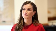 El impactante traje rojo y el bolso de lujo con los que la reina Letizia acaparó miradas en Roma
