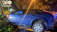 Intenta atropellar a una agente y se estrella minutos después
