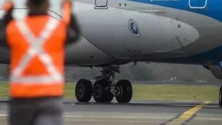 Paro de pilotos de Aerolíneas Argentinas confirmado para este viernes: quiénes se verán afectados y horarios de vuelos