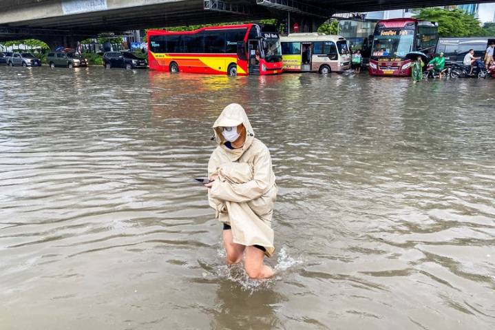 Floods kill 4, leave 5 missing in central Vietnam