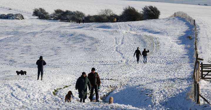 UK snow forecast as maps reveal exact date for '7cm per hour' Arctic blast