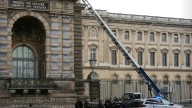 Roba el Museo de Louvre al estilo "La Gran Estafa": Los ladrones perdieron algo del botín en su huida