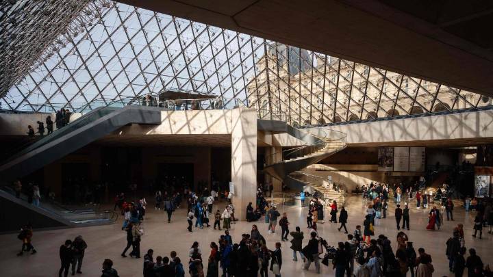 Tres encapuchados atracan el Louvre y roban joyas de la colección de Napoleón
