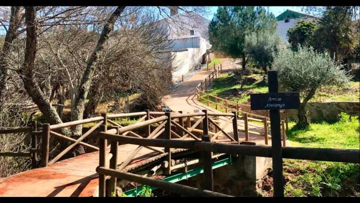 Puente de 6 metros comunica dos países en Europa y tiene hora distinta a cada lado