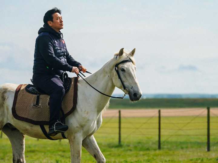 Jackie Chan, en El descubridor de leyendas, no se rinde: a los 71, sigue haciendo travesuras, pero ya no deslumbra tanto