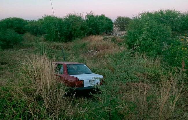 Termina entre maleza auto tras salida de camino en Acuña