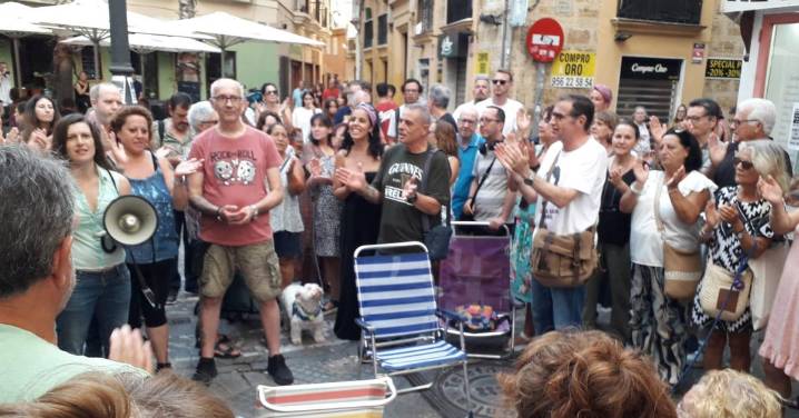Piden paralizar el desahucio de una familia con tres hijos que ocupó una vivienda pública en Cádiz "que llevaba 5 años vacía"